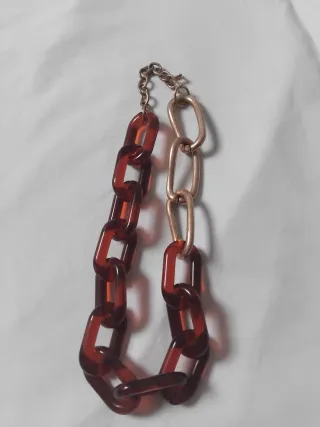 Colar Com Elos Grandes em Castanho e Metal Dourado