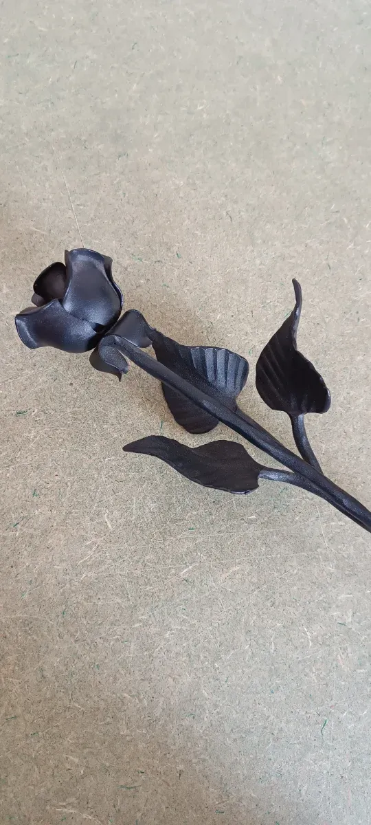 Rosa de hierro forjado negra