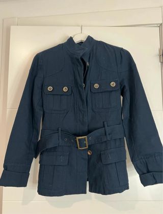 Chaqueta azul con cinturón