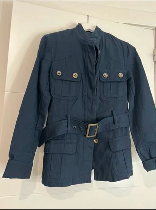 Chaqueta azul con cinturón