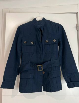 Chaqueta azul con cinturón