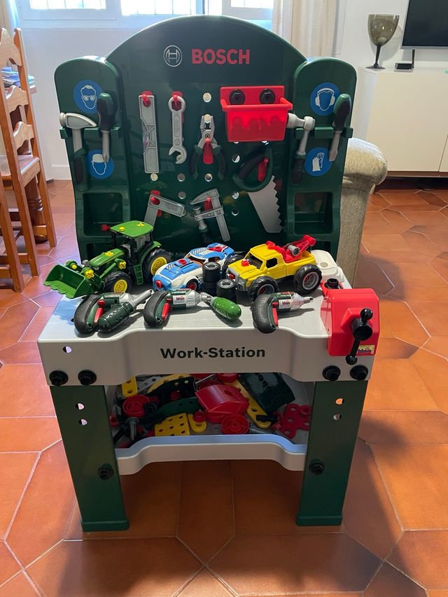 Banco da lavoro Bosch Theo Klein + 3 veicoli