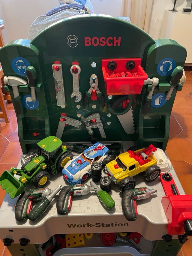 Banco da lavoro Bosch Theo Klein + 3 veicoli