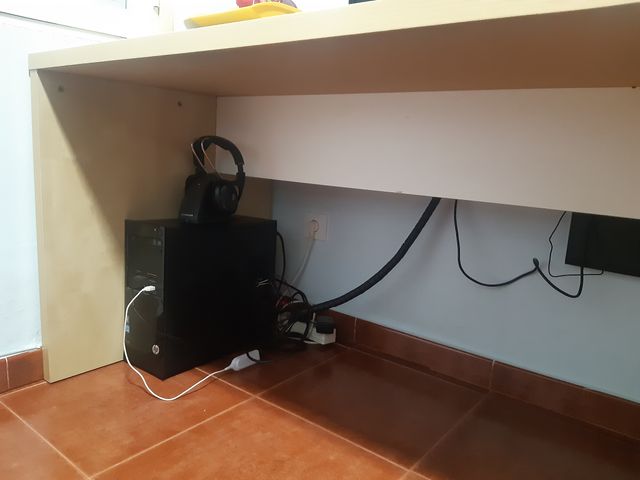 Mesa de escritorio de madera clara