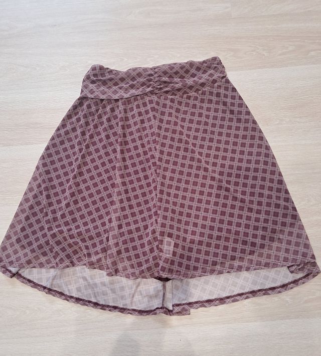 Falda por la rodilla con goma en cintura