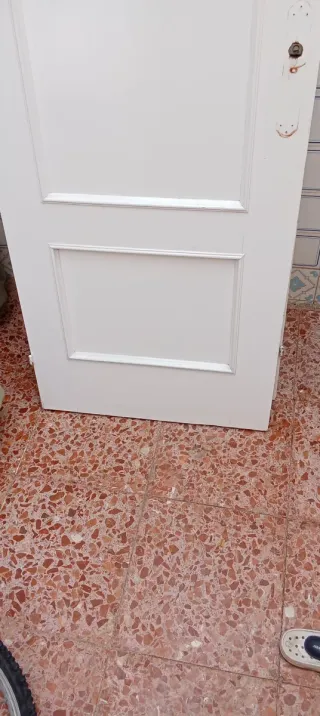 Puerta de madera blanca