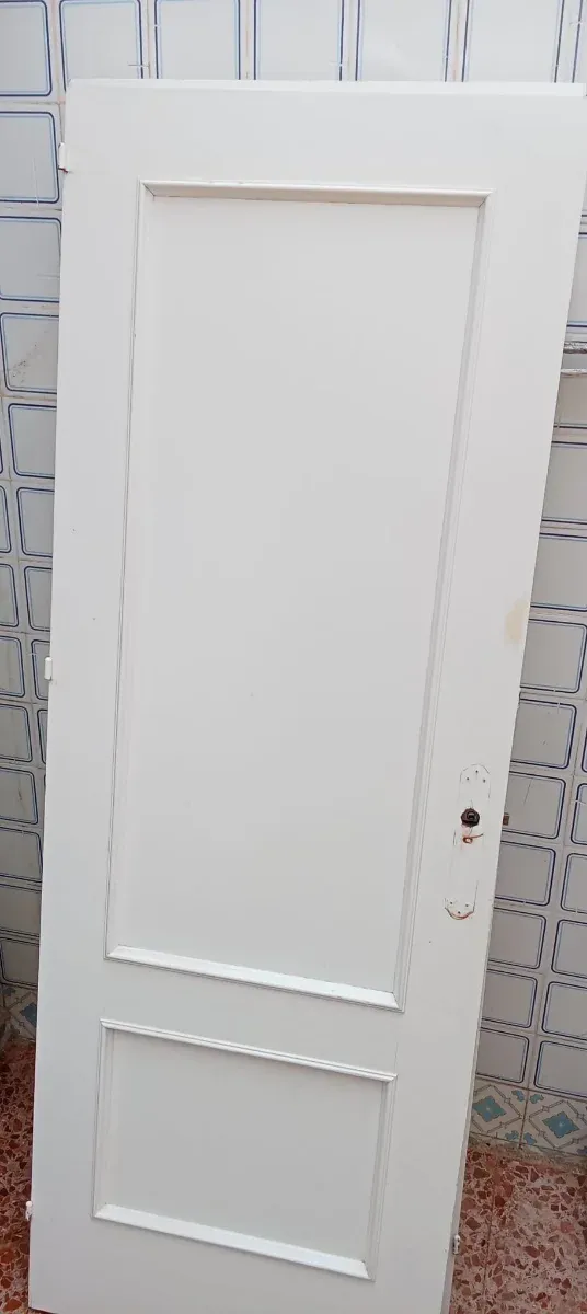 Puerta de madera blanca