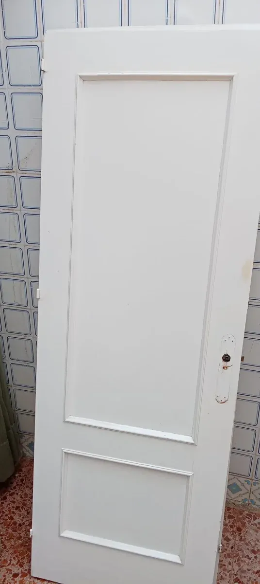 Puerta de madera blanca