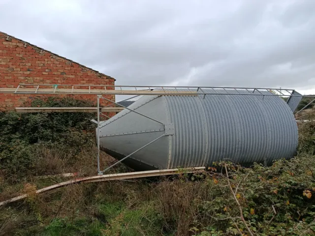 Tolva metálica para pienso