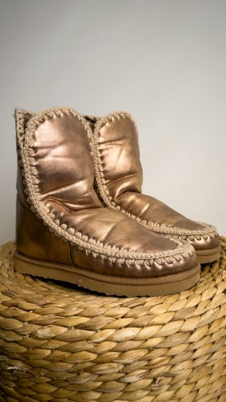 Botas tipo Mou dorado metalizado