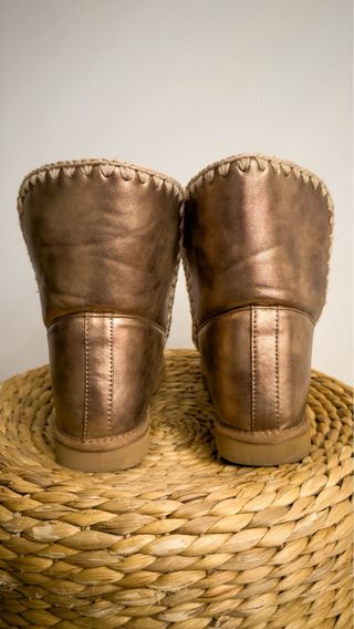 Botas tipo Mou dorado metalizado