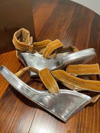 Sandalias cuña Loewe terciopelo marrón y plateado