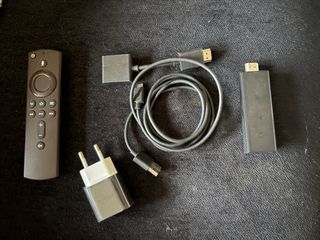 Amazon Fire TV Stick con accesorios