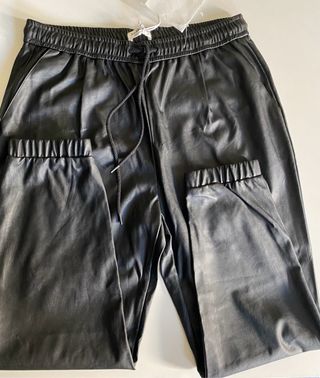 Pantalón efecto piel negro