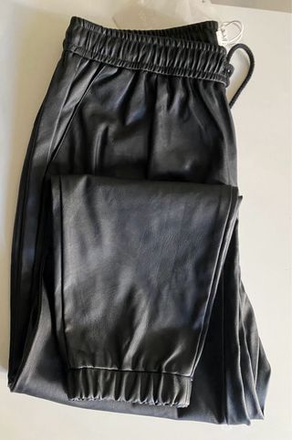 Pantalón efecto piel negro