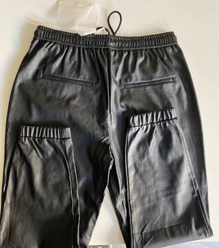 Pantalón efecto piel negro