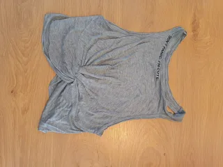 Camiseta Bershka gris con nudo