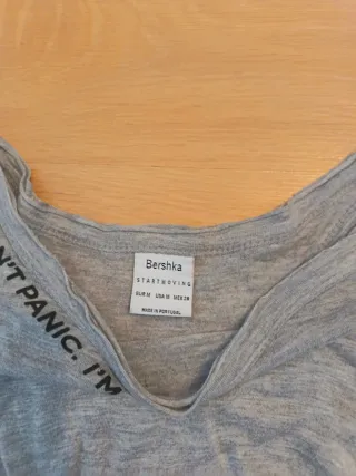 Camiseta Bershka gris con nudo