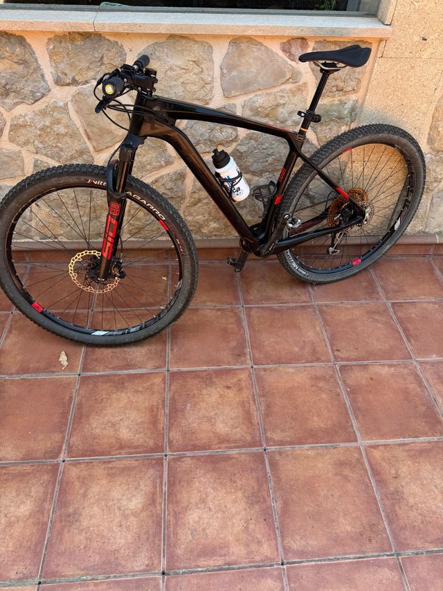 Bicicleta Montaña Carbono Negra