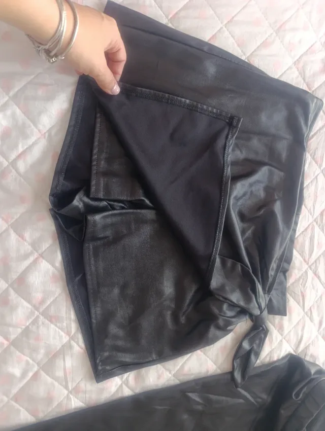 Conjunto falda-calzonas de cuero y legging cuero
