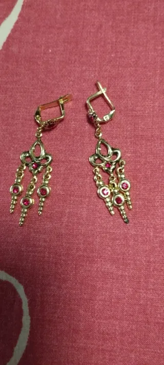 Pendientes Baturra Niña Dorados con Piedras Rojas