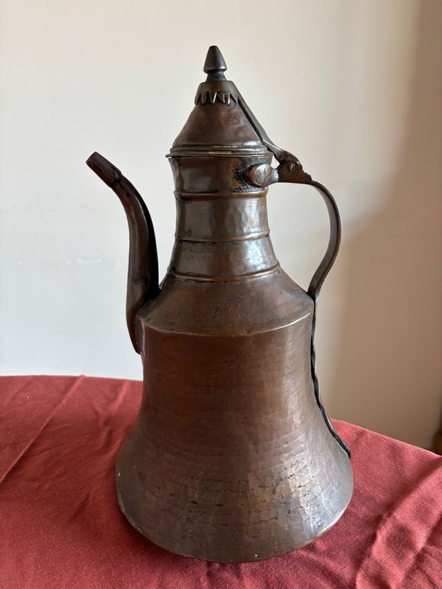 Tetera antigua de cobre martillado