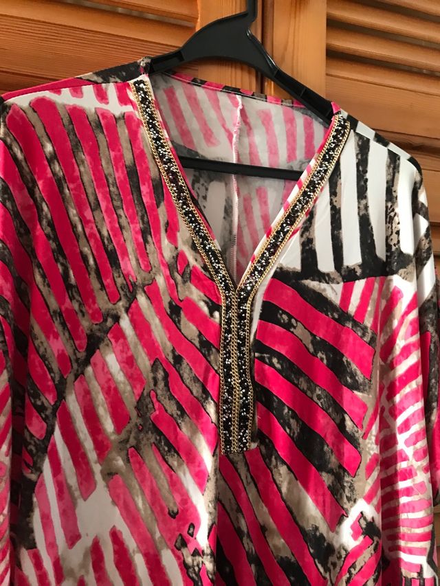 Blusón estampado con pedrería