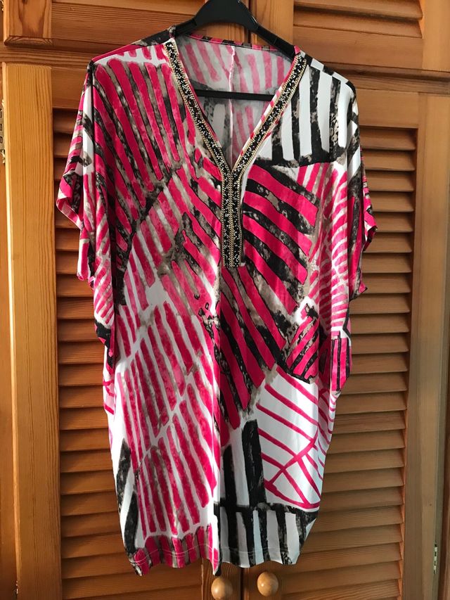 Blusón estampado con pedrería