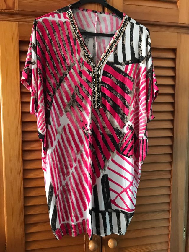 Blusón estampado con pedrería