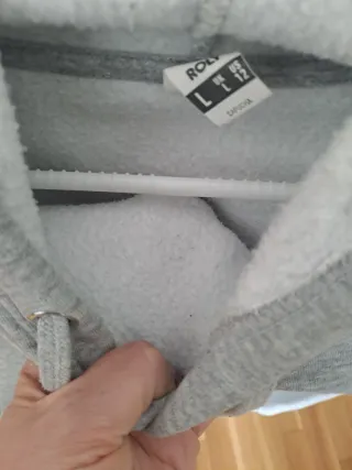 Sudadera con capucha gris