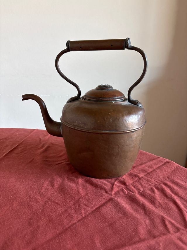 Tetera antigua de cobre