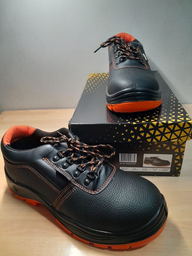 Zapatos de seguridad negros y naranjas