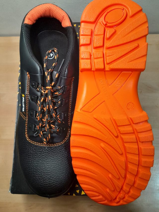 Zapatos de seguridad negros y naranjas