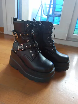 Botas Plataforma Negras con Hebillas.Sin usar.