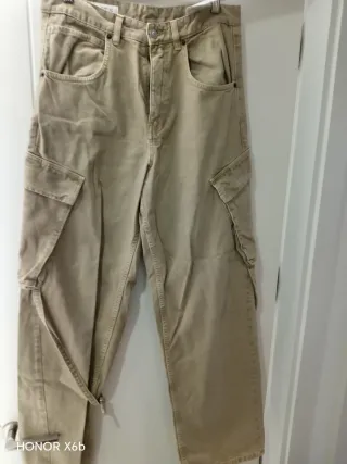 Pantalón cargo beige