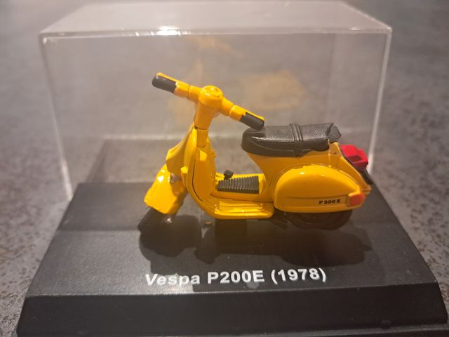Miniatura Vespa P200E (1978) Amarilla