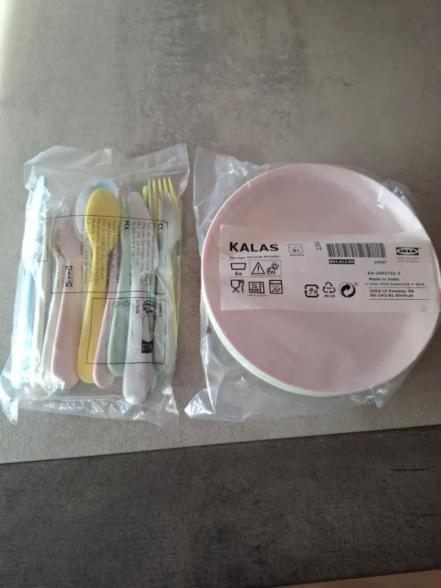 Platos y cubiertos IKEA KALAS