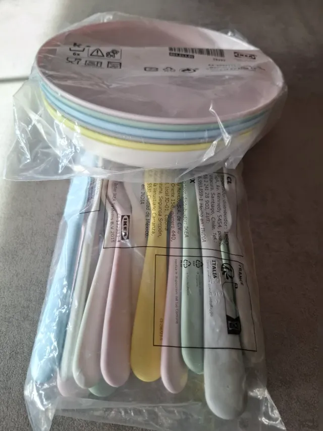 Platos y cubiertos IKEA KALAS