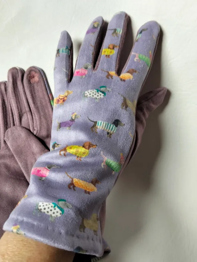 Guantes malva con perros teckel