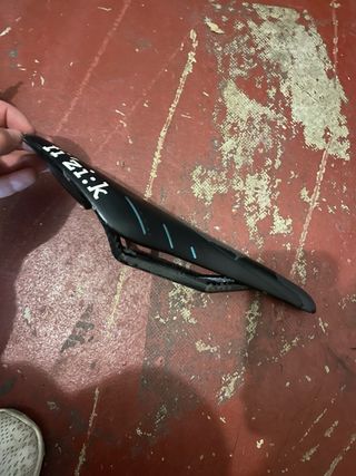 Sillín bici carretera Fizik carbono