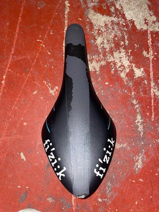 Sillín bici carretera Fizik carbono