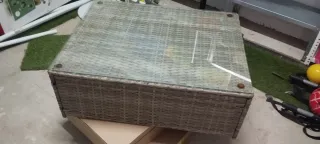 Tavolo da esterno in rattan e vetro