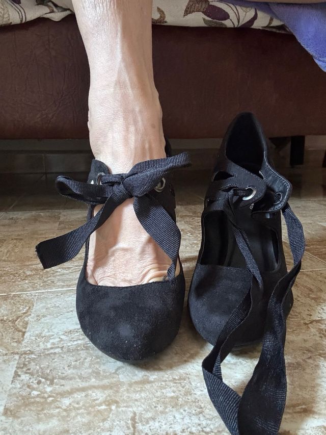 Zapatos de tacón negros con lazo