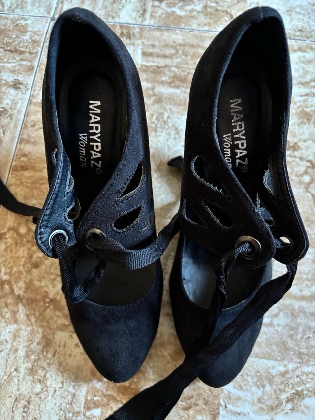 Zapatos de tacón negros con lazo