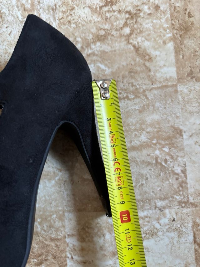 Zapatos de tacón negros con lazo