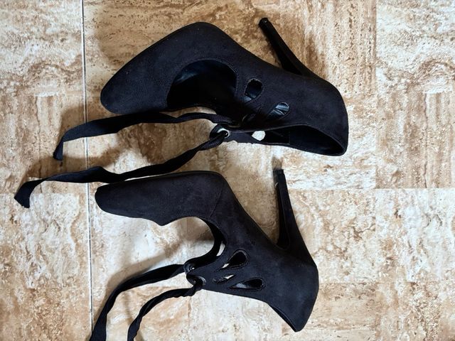 Zapatos de tacón negros con lazo