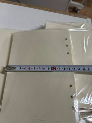 Hojas perforadas color crema