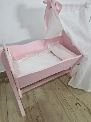 Cuna mecedora para muñecas rosa