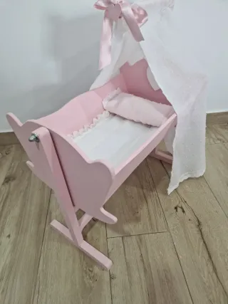 Cuna mecedora para muñecas rosa