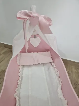 Cuna mecedora para muñecas rosa
